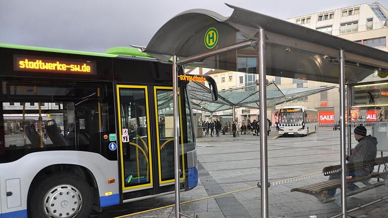 Wie kann man mehr Menschen überzeugen, dass sie vom Auto auf den Bus umsteigen? Eine Frage, an der sich im Schweinfurter Stadtrat die Geister scheiden.