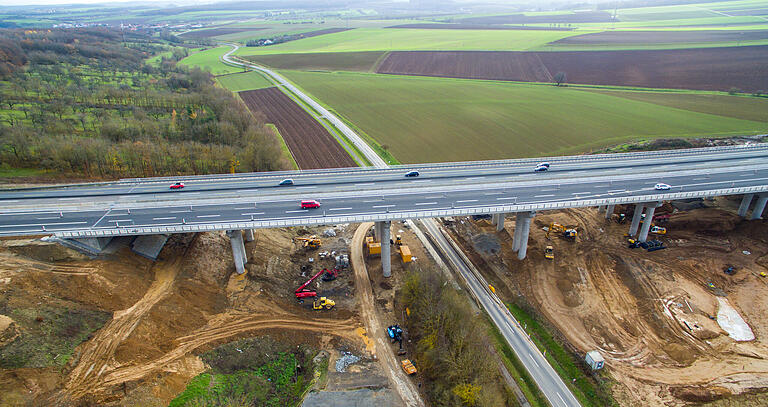 Blick auf die vollendete Schraudenbach-Brücke auf der A 7.