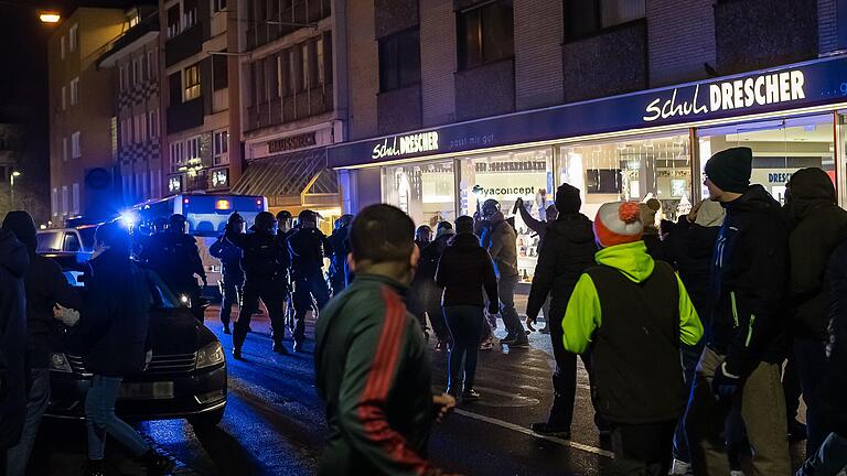 In Schweinfurt kam es am Abend des zweiten Weihnachtsfeiertages zu teils gewalttätigen Ausschreitungen von Teilnehmern von Corona-Protesten gegen Polizeibeamte.