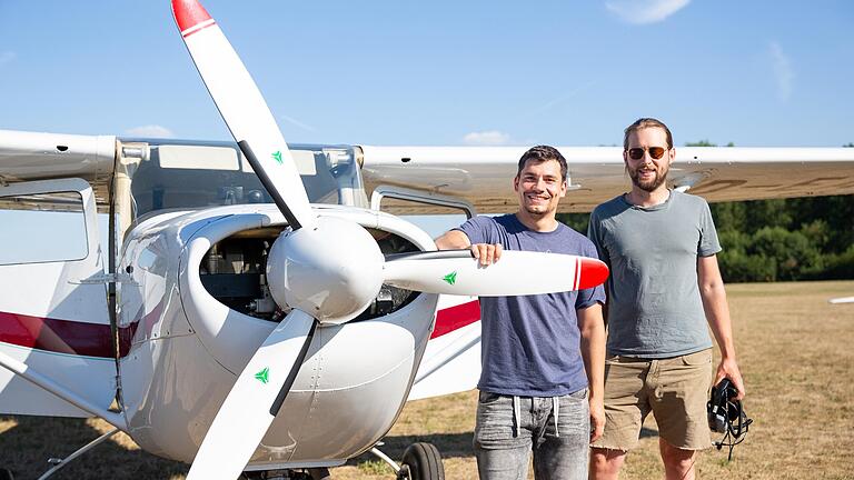 Mit dieser 40 Jahre alten Cessna&nbsp; fliegen Pilot Benjamin Schumacher (links) und Luftbeobachter Matthias Lunz&nbsp; über unterfränkische Waldgebiete. Ihre Aufgabe bei Waldbrand-Gefahrenstufe 5: Nach aufsteigendem Rauch Ausschau zu halten, um Waldbrände frühzeitig zu entdecken.&nbsp;