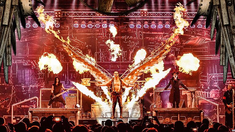 'Stahlzeit' ist dafür bekannt, die Liedtexte und Bühnenshows von Rammstein originalgetreu nachzuahmen – so wie bei einem Konzert auf Schloss Eyrichshof im vergangenen Jahr.&nbsp;