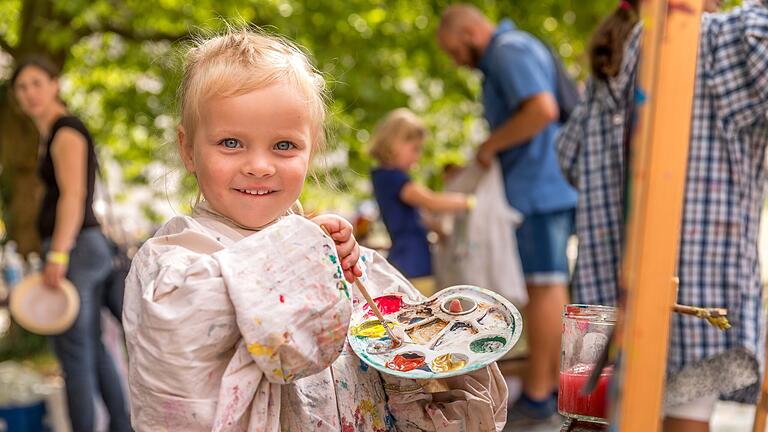 Museumsfest Würzburg       -  Zahlreiche Menschen besuchen am Sonntag (03.09.23) das Museumsfest auf der Festung Marienberg in Würzburg. Unter dem Motto 'Archäologie“ gab es in drei Burghöfen für alle kleinen und großen Steinzeitforscher, Hobbyarchäologen und Burgenfans etlicheVorführungen und Mitmach-Stationen.