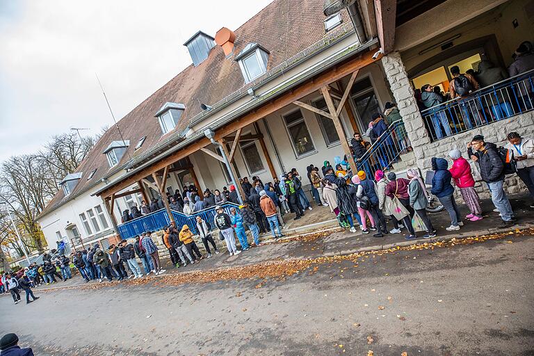 Lange Schlange an der Essensausgabe: Über zwei Stunden dauert es, bis alle 2000 Anker-Bewohner versorgt sind. Lange Schlange an der Essensausgabe: Über zwei Stunden dauert es, bis alle 2000 Anker-Bewohner versorgt sind.