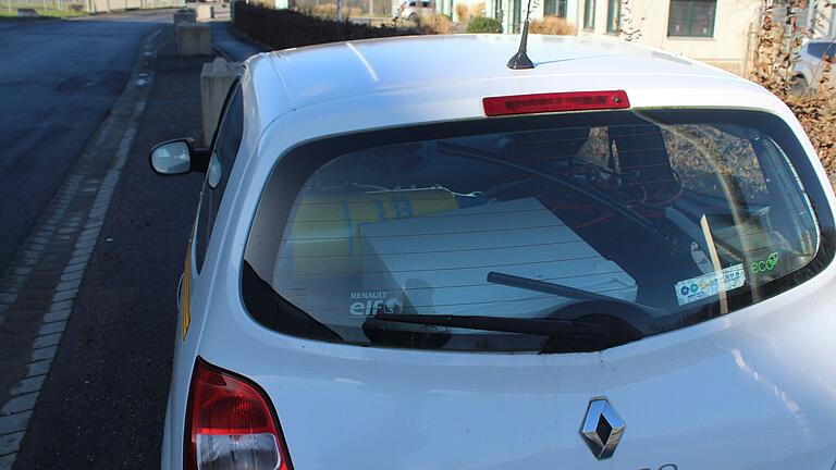 Ziemlich voll gepackt scheint der Innenraum des abgestellten Renault Clio.