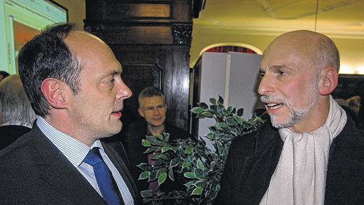 Fairer Umgang: Der unterlegene Herausforderer der Kissinger OB-Wahl, Michael Heppes (CSU, im Bild links) sprach dem mit klarer Mehrheit wiedergewählten Kay Blankenburg (SPD) kurz nachdem das Ergebnis feststand Glückwünsche aus.