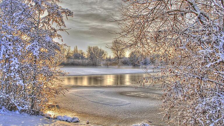 Robert Nowak probiert gern aus, hier hat er den Stadtsee in Iphofen mit HDR-Technik aufgenommen. HDR steht für High Dynamic Range &ndash; dabei wird das Motiv mehrmals mit unterschiedlichen Belichtungseinstellungen aufgenommen und am Ende zu einem Bild &bdquo;verschmolzen&ldquo;. Heraus kommen sehr kontrast- und detailreiche Fotos.