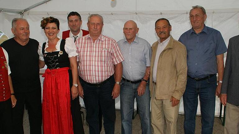 Dass Musik jung erhält, bewiesen die beim Festkommers anwesenden Gründungsmitglieder, die sich mit der Vorstandschaft zum Erinnerungsbild stellten. Unser Bild zeigt von links 2. Vorsitzenden Manfred Schnellbächer, Hermann Hofmann, Dirigentin Kristina Renner, Vorsitzenden Ralf Dicker, Hermann Schäder, Theo Burger, Gerd Diroll, Josef Stretz und Reinhold Graser, der auch Ehrenvorsitzender ist. Dass Musik jung erhält, bewiesen die beim Festkommers anwesenden Gründungsmitglieder, die sich mit der Vorstandschaft zum Erinnerungsbild stellten. Unser Bild zeigt von links 2. Vorsitzenden Manfred Schnellbächer, Hermann Hofmann, Dirigentin Kristina Renner, Vorsitzenden Ralf Dicker, Hermann Schäder, Theo Burger, Gerd Diroll, Josef Stretz und Reinhold Graser, der auch Ehrenvorsitzender ist.