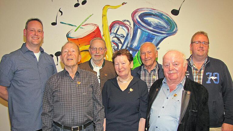 Ehrung für 40-jährige Mitgliedschaft: (vorne von links) Reinhold Heurung, Ambros Heid, Elfriede Heurung, Michael Schultz, Roland Kippes; sowie 1. Vorstand Tobias Pfülb (hinten links) und 2. Vorstand Michael Stöth (hinten rechts) - Ehrung für 40-jährige Mitgliedschaft: (vorne von links) Reinhold Heurung, Ambros Heid, Elfriede Heurung, Michael Schultz, Roland Kippes; sowie 1. Vorstand Tobias Pfülb (hinten links) und 2. Vorstand Michael Stöth (hinten rechts) Ehrung für 40-jährige Mitgliedschaft: (vorne von links) Reinhold Heurung, Ambros Heid, Elfriede Heurung, Michael Schultz, Roland Kippes; sowie 1. Vorstand Tobias Pfülb (hinten links) und 2. Vorstand Michael Stöth (hinten rechts) - Ehrung für 40-jährige Mitgliedschaft: (vorne von links) Reinhold Heurung, Ambros Heid, Elfriede Heurung, Michael Schultz, Roland Kippes; sowie 1. Vorstand Tobias Pfülb (hinten links) und 2. Vorstand Michael Stöth (hinten rechts)