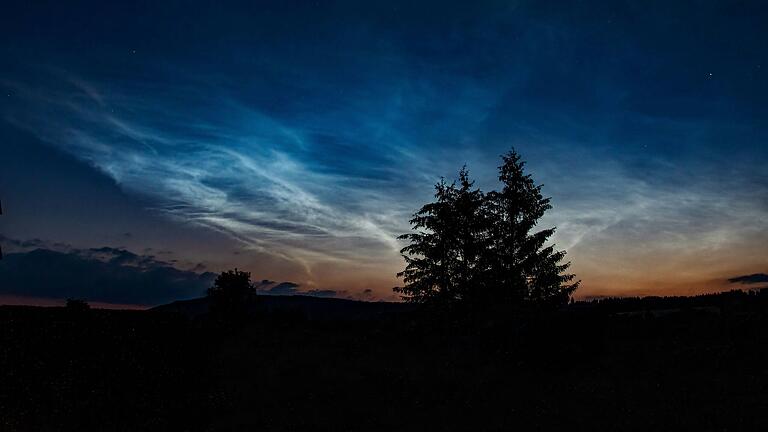 Leuchtende Nachtwolken während der Mitternachtsdämmerung in der Rhön werden bald wieder zu sehen sein.