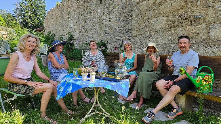 Sechs der neun Gärterinnen und Gärtner des Gemeinschaftsgartens in Sommerhausen direkt an der Dorfmauer: Sonja Schönleber, Elisabeth Deppisch, Barbara Trahndorff, Gerlinde Kemmer, Frances Jacob und Arnd Bartel (von links).