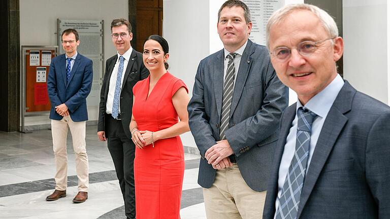 Im Herbst startet in Würzburg eine groß angelegte Corona-Studie an Kitas. OB Christian Schuchardt und Sozialreferentin Hülya Düber (Zweiter und Dritte von links) sowie die Professoren Christoph Härtel, Oliver Kurzai und Johannes Liese (von links) stellten das Konzept jetzt vor.