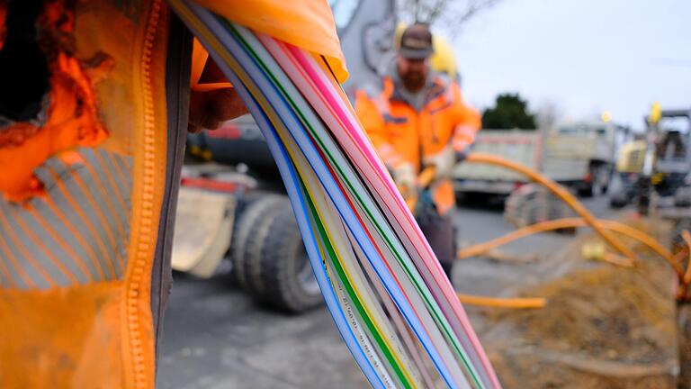 Die Digitalisierung bringt Farbe ins Leben, doch die technischen Ansprüche für schnelles Internet wachsen immer weiter. Mehr Glasfaser-Hausanschlüsse sollen die Spitzenposition des Landkreises weiter sichern.