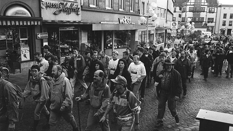 Gewerkschafter am Schweinfurter Marktplatz auf dem Weg nach Bonn. Trotz sorgfältiger Recherche konnte der Rechteinhaber nicht ermittelt werden. Rechteinhaber werden gebeten, sich bei der Redaktion zu melden.