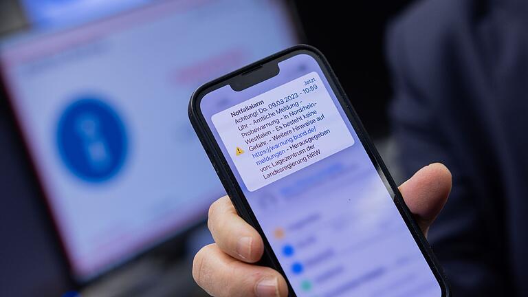 Probealarm auf einem Smartphone an einem Warntag,       -  Den Empfang von Cell-Broadcast-Nachrichten beherrschen viele neuere Smartphones ab Werk.