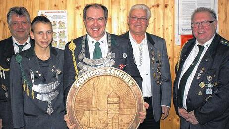 Zielsicher: Sie gingen als Gewinner beim diesjährigen Königsschießen der Schützengilde Rimpar hervor, (von links) 1. Ritter Rainer Buchhardt, Schützenprinz Domenico Gressel, Schützenkönig Thomas Roß, 2. Ritter Reiner Gressel mit Schützenmeister Rudolf Baumeister.