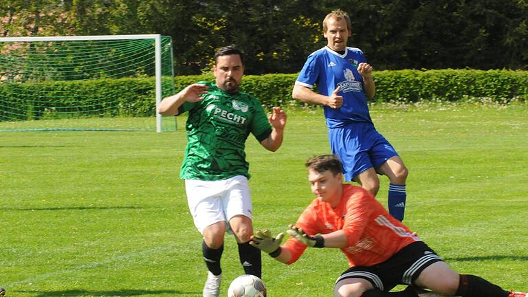 Doppelt traf Nico Wehner (links) für die SG Waldberg/Stangenroth beim 5:0-Erfolg bei der SG WMP Lauertal II um Keeper Alexander Bätz und Simon Knobling (rechts). Foto: ssp - Doppelt traf Nico Wehner (links) für die SG Waldberg/Stangenroth beim 5:0-Erfolg bei der SG WMP Lauertal II um Keeper Alexander Bätz und Simon Knobling (rechts). Foto: ssp Doppelt traf Nico Wehner (links) für die SG Waldberg/Stangenroth beim 5:0-Erfolg bei der SG WMP Lauertal II um Keeper Alexander Bätz und Simon Knobling (rechts). Foto: ssp - Doppelt traf Nico Wehner (links) für die SG Waldberg/Stangenroth beim 5:0-Erfolg bei der SG WMP Lauertal II um Keeper Alexander Bätz und Simon Knobling (rechts). Foto: ssp