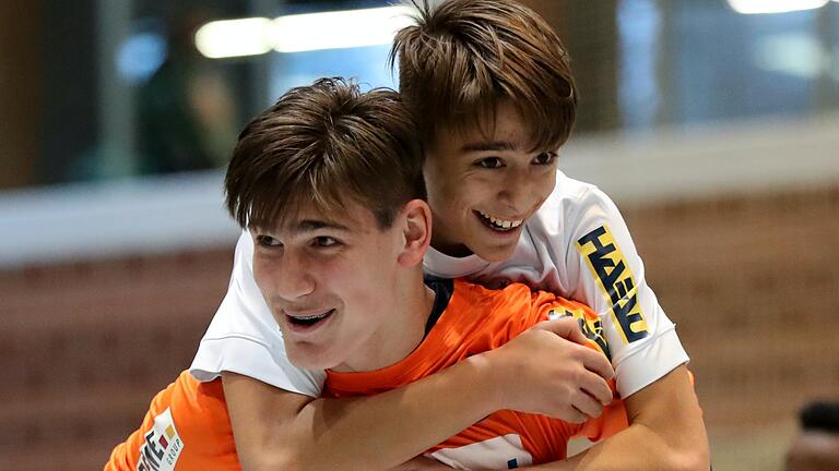 Torwart Philipp Jorganovic (unten) und Simon Radostits gewannen mit Austria Wien 2017 das Würzburger Hallenturnier der U-15-Junioren. Torwart Philipp Jorganovic (unten) und Simon Radostits gewannen mit Austria Wien 2017 das Würzburger Hallenturnier der U-15-Junioren.