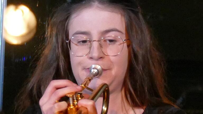 Franziska Bohn glänzte mit einem Solo auf ihrer goldenen Trompete Franziska Bohn glänzte mit einem Solo auf ihrer goldenen Trompete
