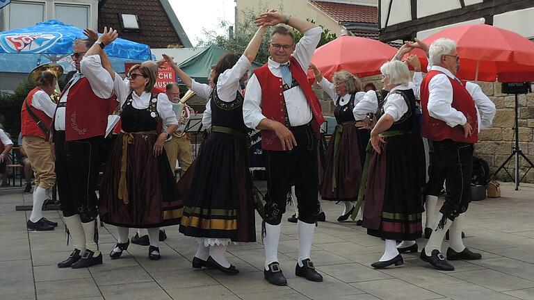 Es wurde getanzt und gesungen: Zum Unterfränkischen Volksmusikfest zeigten sich die Menschen in Trachten und feierten ihr Brauchtum.