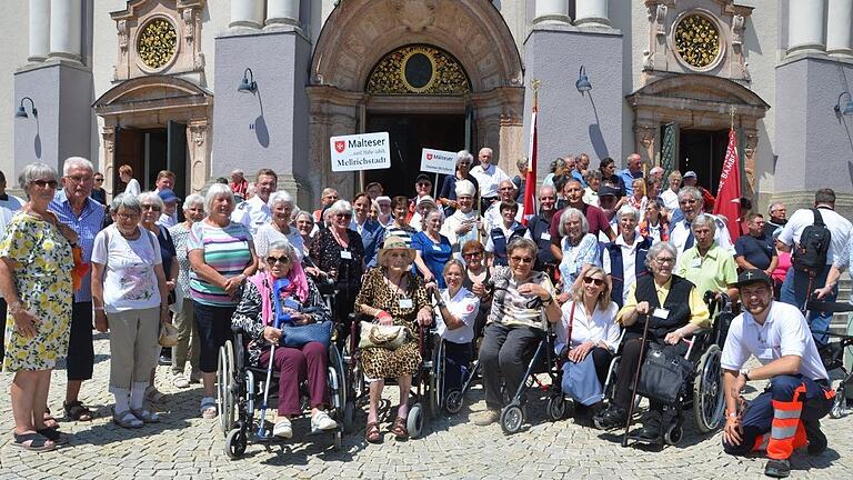 Nach dem Gottesdienst stellten sich die unterfränkischen Pilgerinnen und Pilger vor der Basilika Sankt Anna zum Erinnerungsbild mit Bischof Dr. Franz Jung auf.