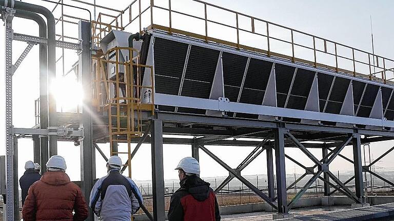 Hochspannende Baustelle: Am Wochenende öffnete das neue Umspannwerk Bergrheinfeld West seine Tore für Besucher. Schon die Kühlanlage des Phasenschiebers hat beeindruckende Dimensionen. Hochspannende Baustelle: Am Wochenende öffnete das neue Umspannwerk Bergrheinfeld West seine Tore für Besucher. Schon die Kühlanlage des Phasenschiebers hat beeindruckende Dimensionen.