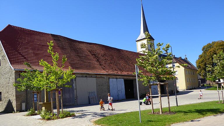 Bei der Dorferneuerung wurde der Hopferstädter Dorfplatz neu gestaltet (Archivfoto von 2016).