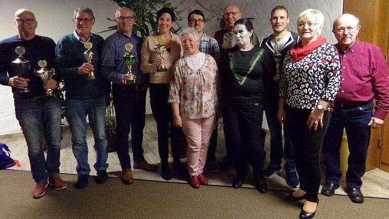 Die Pokal- und Scheibengewinner: (von links) Dieter Kornelson, Wolfgang Seuß, Armin Werner, Karoline Kimmel, Schützenkönigin Uschi Leibold, Sebastian Schad, Dieter Hrebabetzki, Ursula Zoth, Sebastian Dressler, Wiltrud Ender und Sportleiter Reinhard Beutel.