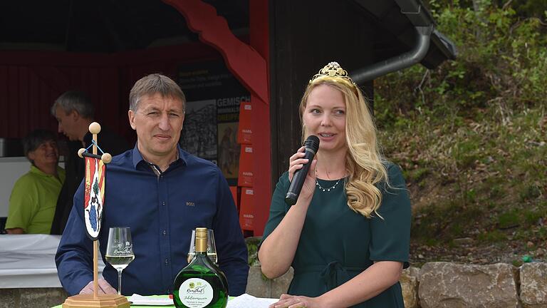 Bürgermeiter Rainer Morper und Weinprinzessin Mirjam Gößmann-Schmitt stellten den Jubiläumswein vor.       -  Bürgermeiter Rainer Morper und Weinprinzessin Mirjam Gößmann-Schmitt stellten den Jubiläumswein vor.