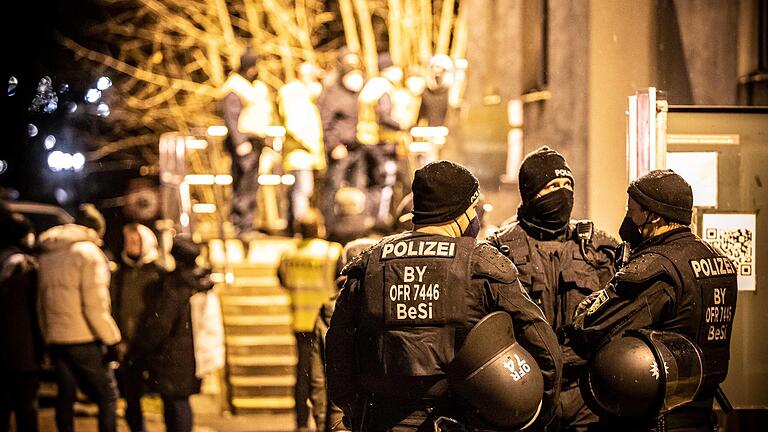 Mitglieder des rechtsextremen Kollektivs 'Zukunft schaffen - Heimat schützen' liefen mehrmals bei Protesten gegen die Corona-Maßnahmen in Ebern mit. Das Foto ist auf einer Demo im Januar 2022 entstanden.