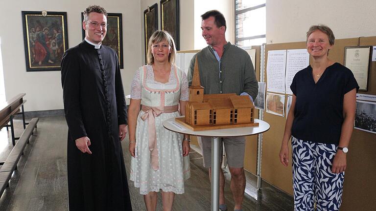 Bestaunen die Ausstellung zum Kirchenjubiläum: Pfarrer Eugen Daigeler, Claudia König (PGR-Vorsitzende), Markus Kohlhepp (Kirchenpfleger), Manuela Neubert (Kirchenrechnerin)