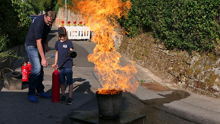 Am Firetrainer konnten Jung und Alt mit einem Feuerlöscher üben, die Flammen zu bekämpfen. Am Firetrainer konnten Jung und Alt mit einem Feuerlöscher üben, die Flammen zu bekämpfen.