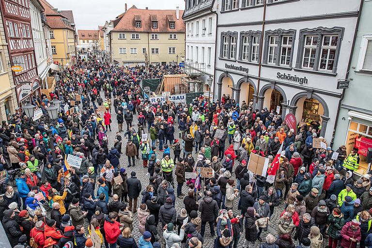 Der Marktplatz war vor der Schrannenstraße bis zum Rathaus mit Demonstrierenden gut gefüllt.