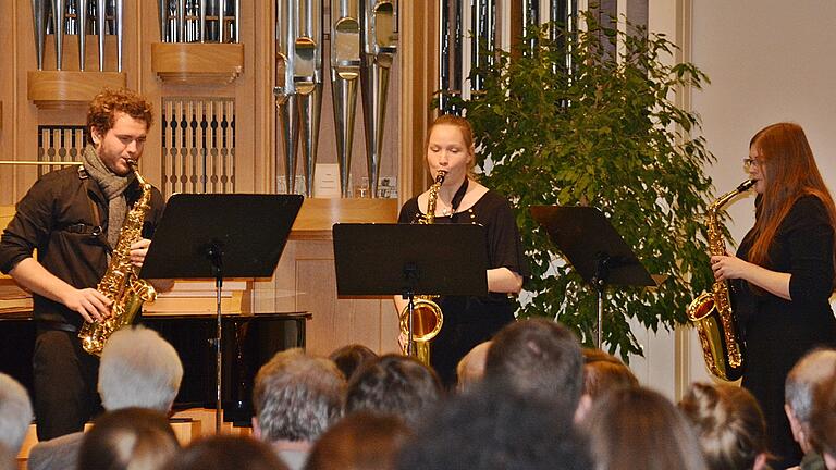 Im Orgelsaal der Berufsfachschule für Musik Bad Königshofen fand 'Musik zum Advent' statt. Mit dabei das Saxophontrio mit Weihnachtsmusik.