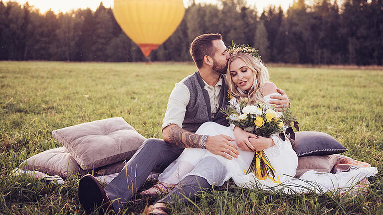 Festival-Hochzeit       -  Gemütlich und lässig darf es bei einer Festival-Hochzeit zugehen.