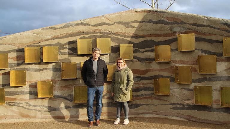 Vor der Urnenwand des neuen Iphöfer Friedhofs stehen Ralph Schäffner und Sabine Schmitt vom Kitzinger Landschaftsarchitekturbüro arc.grün, das an der Friedhofserweiterung mitgearbeitet hat.