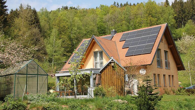 Auf dem Dach Photovoltaik, im Keller die Wärmepumpe - das Haus von Michaela und Jürgen Gies in Rengersbrunn.