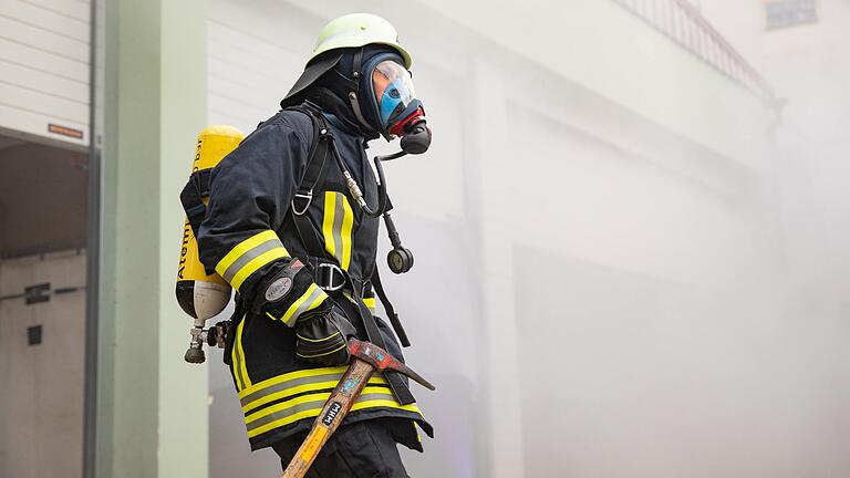 Dass Feuerwehrleute das von ihnen gelöschte Feuer selbst gelegt haben, wie nun im Landkreis Würzburg, ist wohl eher die Ausnahme. Im Symbolfoto zu sehen: ein Feuerwehrmann bei einer Übung.