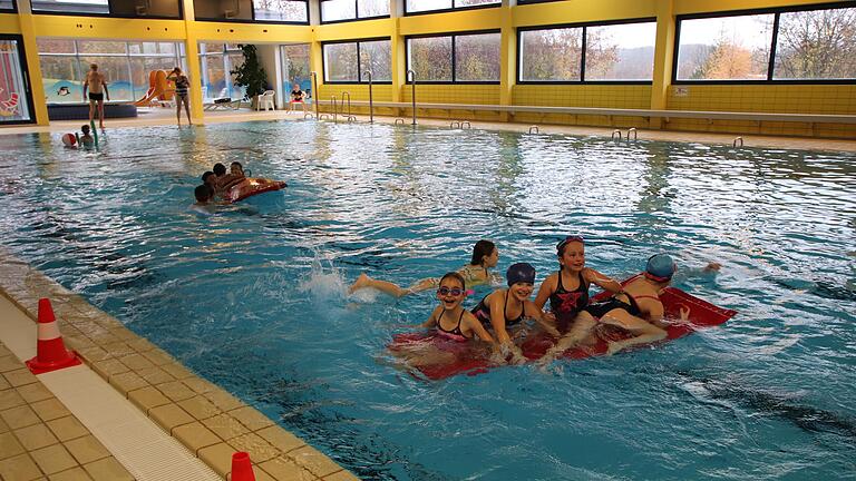 Das Iphöfer Hallenbad ist in die Jahre gekommen. Der Stadtrat muss sich zwischen Sanierung und Neubau entscheiden. Teuer sind beide Lösungen.