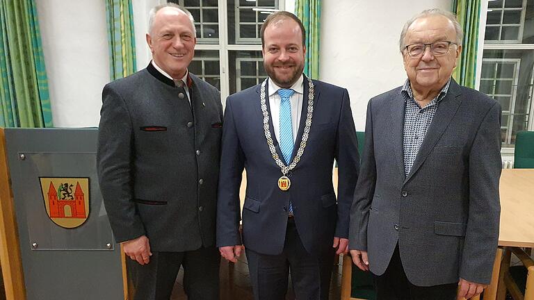Drei Ostheimer Bürgermeister auf einem Bild vereint: (von links) Ulrich Waldsachs (2008-2020), der amtierende Stadtchef Steffen Malzer und Adolf Büttner (1996-2008) bei der Jahresschlussitzung in Ostheim 2023. Drei Ostheimer Bürgermeister auf einem Bild vereint: (von links) Ulrich Waldsachs (2008-2020), der amtierende Stadtchef Steffen Malzer und Adolf Büttner (1996-2008) bei der Jahresschlussitzung in Ostheim 2023.
