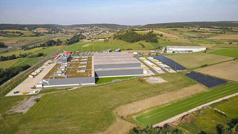 Der Solarpark am Puma-Logistikzentrum in Geiselwind mit einer Größe von zwei Fußballfeldern ging dieser Tage ans Netz.