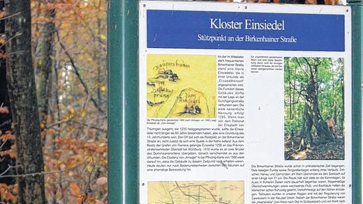Touristen-Attraktion: Bislang deutet nur diese Tafel auf den Standort des Klosters Einsiedel hin. Das soll sich ändern. Touristen-Attraktion: Bislang deutet nur diese Tafel auf den Standort des Klosters Einsiedel hin. Das soll sich ändern.