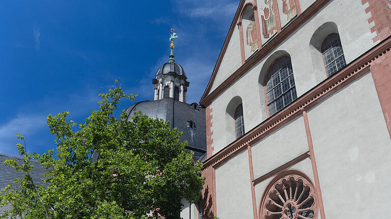 Gottesdienst für Ehejubilare im Würzburger Dom       -  Otmar F., Geschäftsführer der SBW GmbH, wurde nach 24 Jahren abberufen &ndash; ohne Begründung. Auf seine Bitte um ein Gespräch, habe er keine Antwort bekommen.