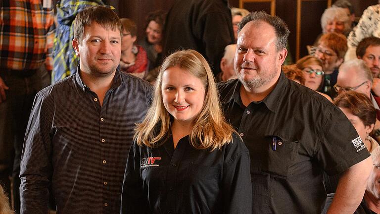 Drei der Dadord-Würzburch-Macher&nbsp;bei der Premiere des fünften Teils im ausverkauften Saal bei der Hofbräu in Würzburg (von links):&nbsp; Gerald Schneider (Kommissar Gerald Rabe), Regisseurin Franziska Greulich und Christian Kelle (Privatdetektiv Axel Strick). Foto: Daniel Peter