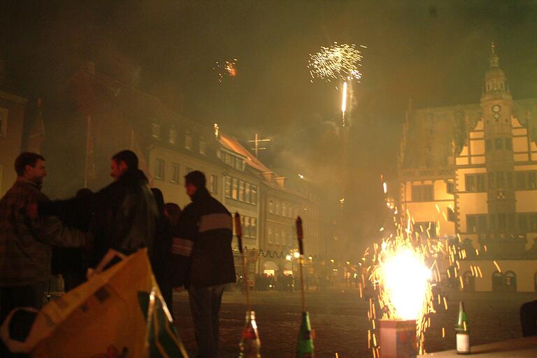 Die Feinstaubbelastung in der Silvesternacht ist erheblich, auch am Schweinfurter Marktplatz, wo stets viele Raketen und Böller gezündet wurden.&nbsp;