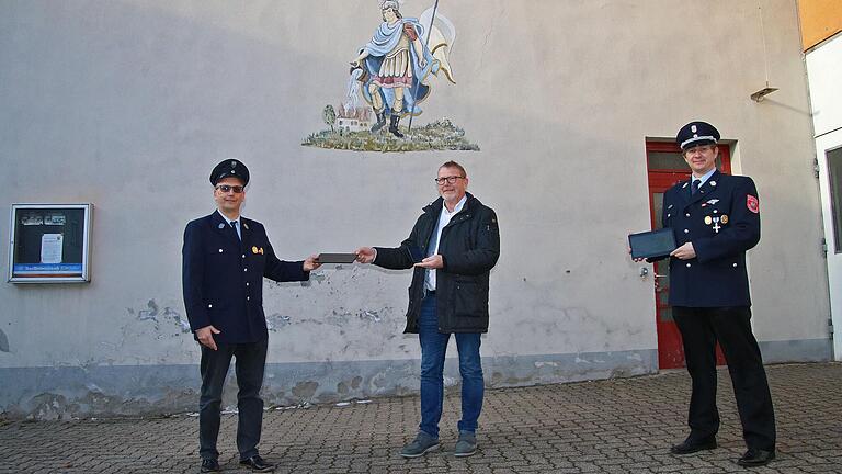 Digitale Technik durch Tabletts und Smartphones kommt künftig bei der Feuerwehr Thüngersheim zum Einsatz. Vorsitzender Frank Remling (links) und Zweiter Kommandant Torsten Riedmann (rechst) übergaben die Ausstattung an Bürgermeister Michael Röhm (Mitte).