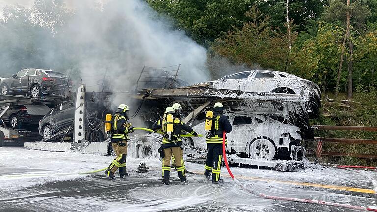 Auf der Autobahn 3 geriet kurz nach Geiselwind in Richtung Würzburg ein mit acht nagelneuen Autos beladener Lkw in Vollbrand. Die Autobahn war in beiden Richtungen stundenlang gesperrt.