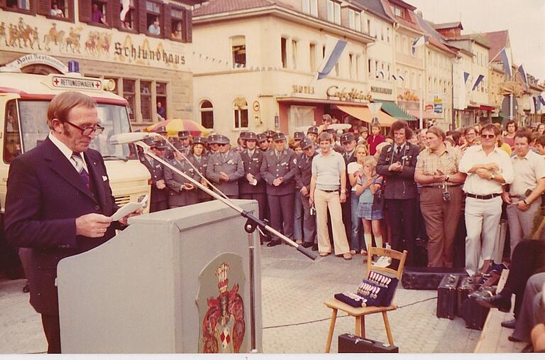 Am Marktplatz in Bad Königshofen wurde der von der Bevölkerung und Firmen finanzierte Rettungswagen von Max Schmidt vorgestellt Am Marktplatz in Bad Königshofen wurde der von der Bevölkerung und Firmen finanzierte Rettungswagen von Max Schmidt vorgestellt