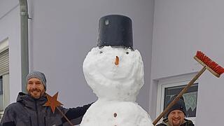 Diesen schönen Schneemann mit einer Höhe von 2,50 Meter haben die Familien Zink/Schmitt aus Langenleiten gebaut.