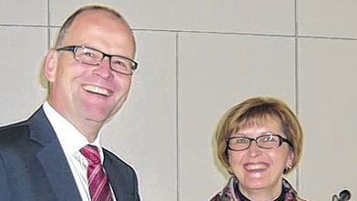 Dazu auch ein Foto, das die Dekanatsfrauenbeauftragte Brigitte Buhlheller zusammen mit Dekan Oliver Bruckmann zeigt.