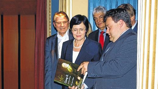 Hoher Besuch in der Herzogsloge des Meininger Theaters: Ulrich Khuon, der Intendant des Deutschen Theaters Berlin, Thüringens Ministerpräsidentin Christine Lieberknecht, der Meininger Intendant Ansgar Haag und Bürgermeister Florian Giesder, der in einem eben erschienenen neuen Bildband über Georg II. blättert. Von der rechten Rangloge aus hatte Georg II. einst die Probenarbeiten in seinem Hause verfolgt. Hoher Besuch in der Herzogsloge des Meininger Theaters: Ulrich Khuon, der Intendant des Deutschen Theaters Berlin, Thüringens Ministerpräsidentin Christine Lieberknecht, der Meininger Intendant Ansgar Haag und Bürgermeister Florian Giesder, der in einem eben erschienenen neuen Bildband über Georg II. blättert. Von der rechten Rangloge aus hatte Georg II. einst die Probenarbeiten in seinem Hause verfolgt.